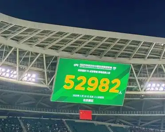 俄罗斯篮球联赛开启新赛季，球迷热情支持