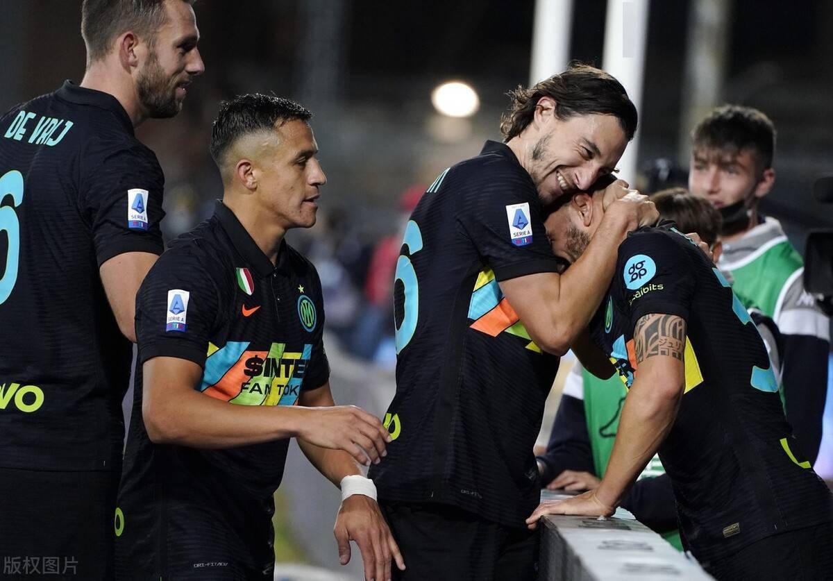 恩波利教练组展开技战术讨论，备战下一轮比赛的简单介绍